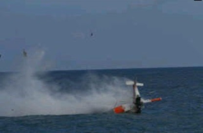 Investigan el motor del avion que se estrello en el show aereo en Santo Domingo.
