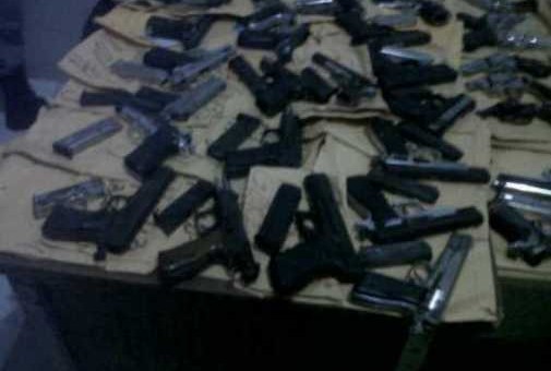 Policía ocupa 55 armas de fuego en allanamiento realizado en casa de empeño de San José de Ocoa