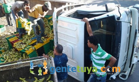 Montecristi: camión lleno de guineos volcado en pleno centro de la ciudad