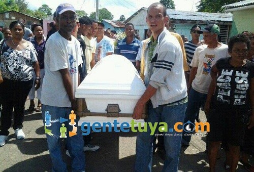Salcedo: entierran señora muerta en enfrentamientos entre barrios