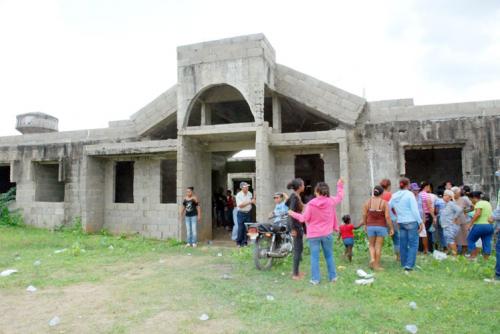Destacadas personalidades se encadenan frente a la construcción del hospital de Las Matas de Santa Cruz en demanda de su terminación 