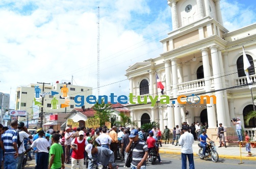 Grupos populares en San Francisco de Macorís piquetearon oficinas gubernamentales