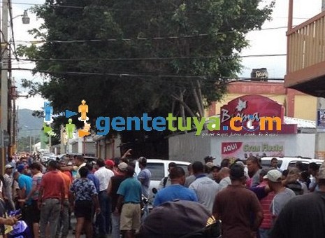 Choque entre barrios de Salcedo al salir de audiencia deja dos muertos y varios heridos
