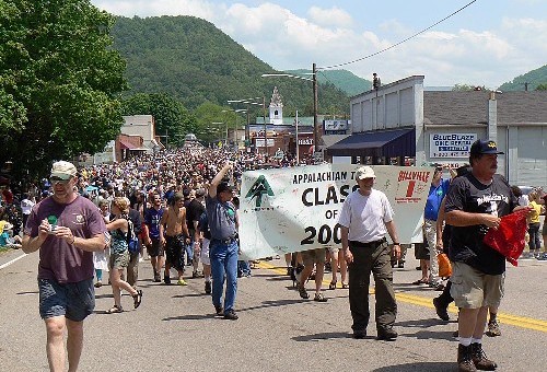 EE.UU.: vehículo embiste a multitud durante desfile en Virginia